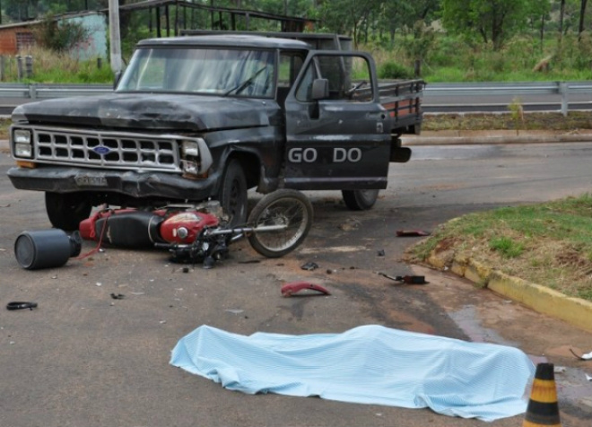 Prado pilotava uma motocicleta Honda CG quando foi atingido por uma caminhonete Ford F-1000 (Foto: O Correio News)