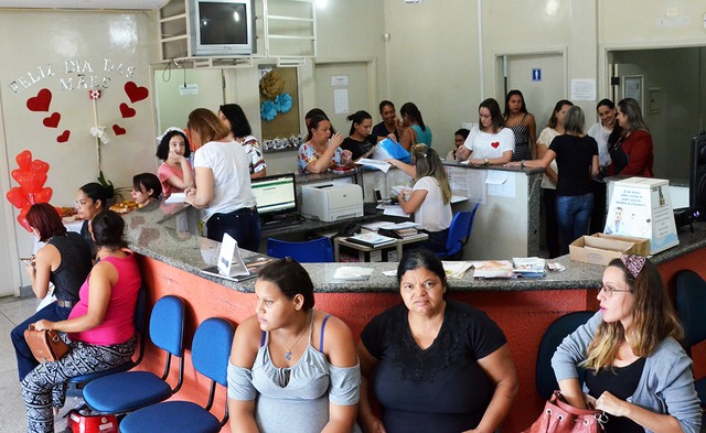 Na homenagem às mães, Angelina Zuque estava acompanhada da diretora de Atenção Básica de Saúde, Fabiana Cardoso da Silva, e da diretora de Assistência à Saúde, Larissa Rachel Palhares Coutinho. (Foto/Assessoria)