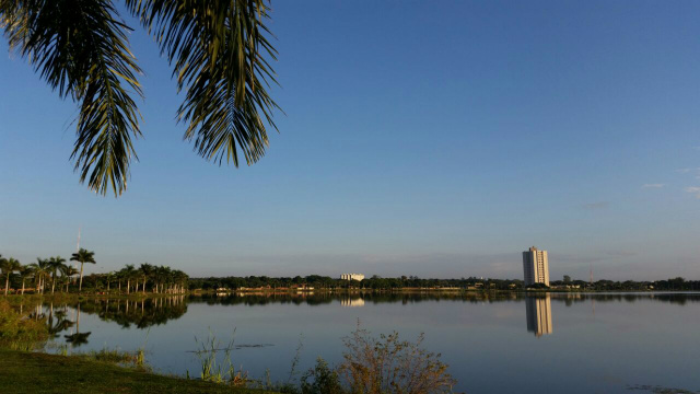 Previsão de ventos leves e alta temperatura para hoje em Três Lagoas Céu de brigadeiro, nesta manhã na Lagoa Maior. (Foto: Ricardo Ojeda)