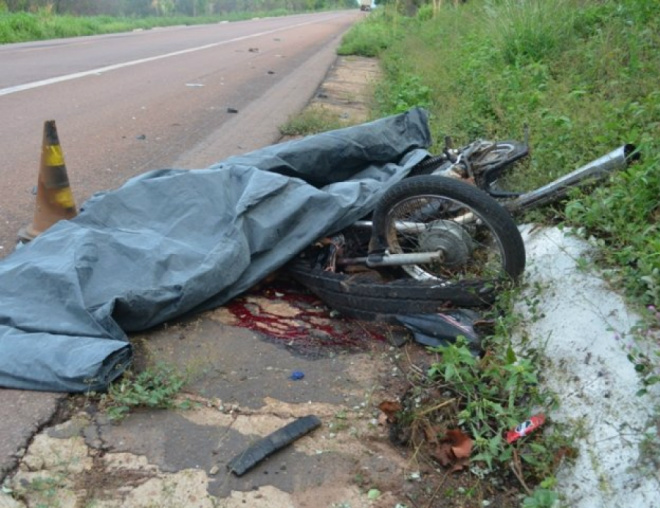 Silva contou que ainda tentou desviar, mas o motociclista voltou do acostamento repentinamente e atingiu o canto direito da carreta (Foto: O Correio News)