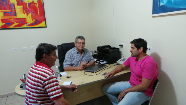 Marco Campos reunido com os jornalistas Ricardo Ojeda e Léo Lima acertando os detalhes da parceria (Foto: Simone Erly) 