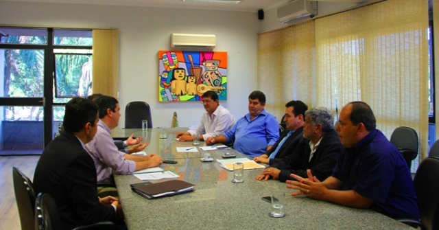 Reunião com os representantes do Estado e da FETEMS. (Foto: Assessoria) 