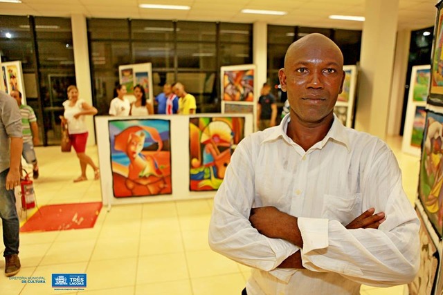 Exposição de Telas de Pintores Haitianos é aberta a população três-lagoense Obras feitas no Haiti, retratando a cultura e história do país, ficarão expostas de 09 a 29 de maio na Biblioteca Municipal “Rosário Congro”(Foto/Assessoria)