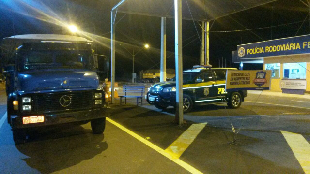 PRF prende dois por contrabando de pneus na BR-262 em Três Lagoas O motorista do veículo Mercedez Benz/LA, com placas BYD-7041, demonstrou certo nervosismo com a abordagem. (foto: PRF)