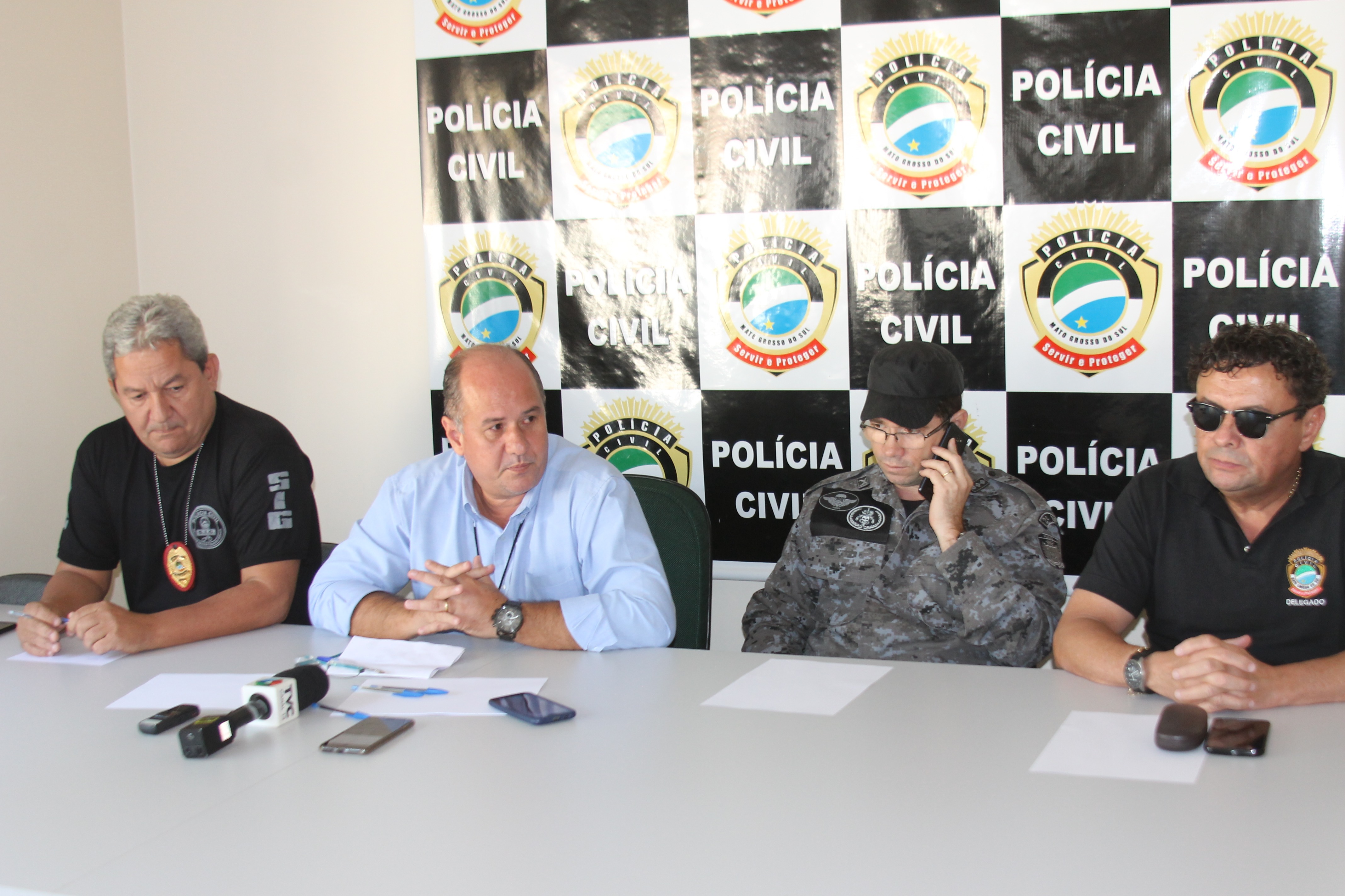 Morte de três-lagoense foi ‘encomendada’ por mãe de criança que ele estuprou Delegado Ailton Pereira de Freitas, delegado Rogério Market Faria, comandante da Polícia Militar Major Ênio de Souza, e delegado Juvenal Laurentino Martins. (Foto: Lucas Gustavo/Perfil News).