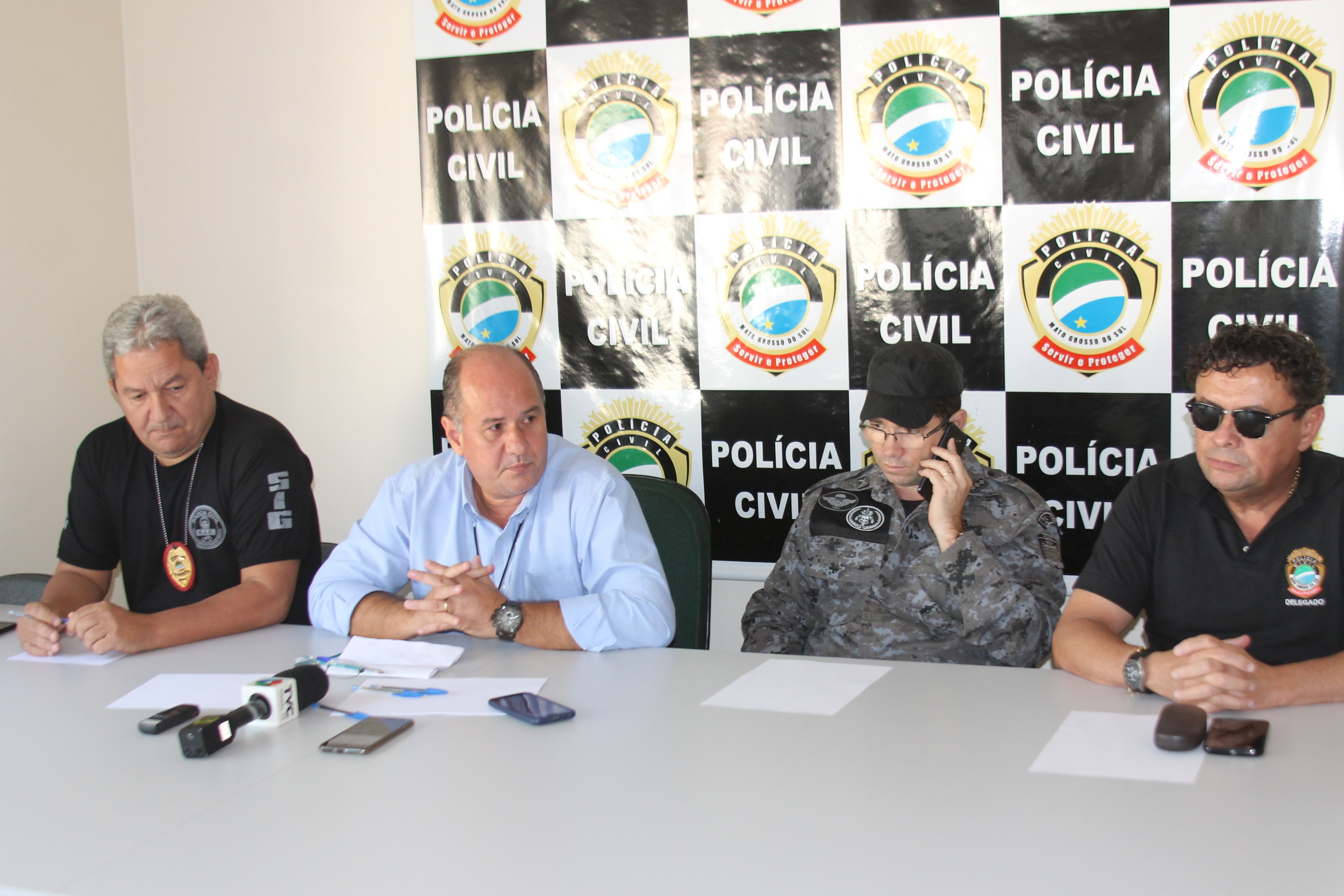 Delegado Ailton Pereira de Freitas, delegado Rogério Market Faria, comandante da Polícia Militar Major Ênio de Souza, e delegado Juvenal Laurentino Martins. (Foto: Lucas Gustavo/Perfil News). 