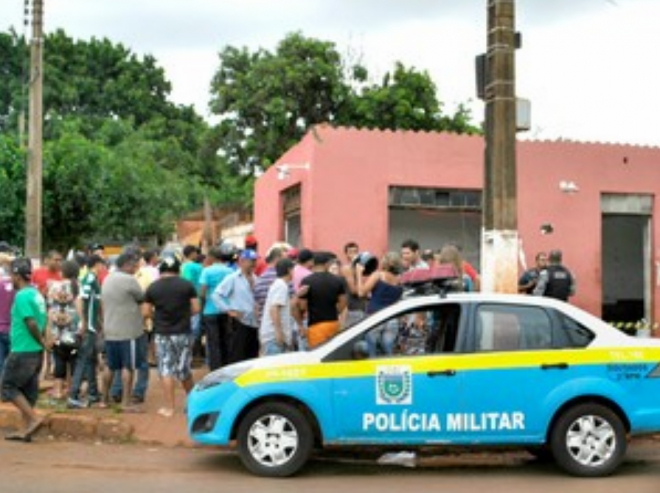 Borracheiro é morto com 24 facadas em Dourados Homem foi morto na borracharia em que trabalhava
e morava (Foto: Osvaldo Duarte/Dourados News)