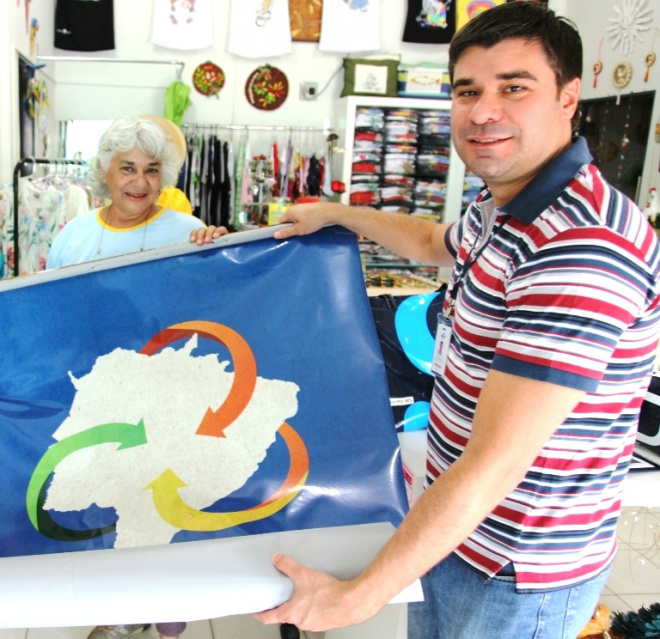 Material publicitário de evento transformado em bolsa A artesã de 62 anos reaproveita banners para a confecção de bolsas recicláveis (Foto: Divulgação/Assecom)