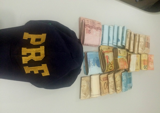Dinheiro oferecido como suborno foi apreendido pelos policiais (foto: PRF)