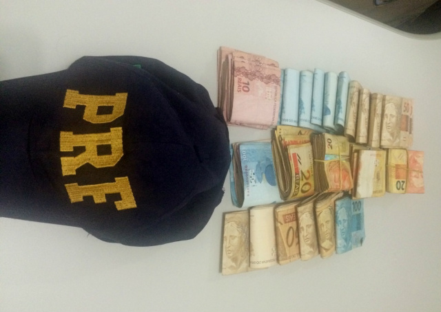 PRF prende dois por contrabando de pneus na BR-262 em Três Lagoas Dinheiro oferecido como suborno foi apreendido pelos policiais (foto: PRF)