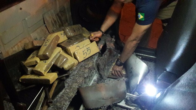 Homem é preso transportando 100 Kg de cocaína pura em veículo Ao ser questionado sobre o produto ilícito, o suspeito falou que pegou o carro com a droga na cidade de Bela Vista (MS) e o levaria até Ribeirão Preto (SP). (Foto: PRF / Divulgação)