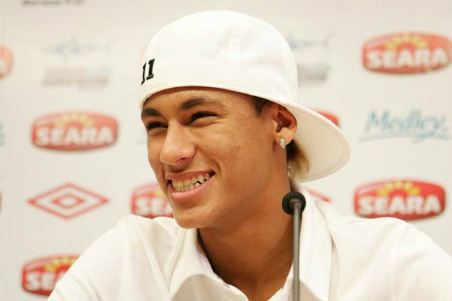 Sob gritos de 'Messi', Neymar nega Barcelona Sob gritos de 'Messi', Neymar nega Barcelona