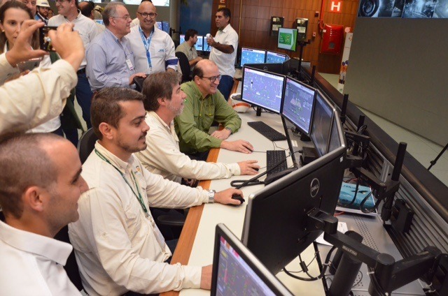 Com nova fábrica da Fibria, Três Lagoas consolida a liderança mundial de celulose O presidente da Fibria, Marcelo Castelli e demais diretores observam na sala de controle o funcionamento da mais nova fábrica de celulose a entrar em operação no Brasil (Foto: Assessoria)