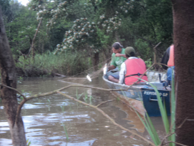 Os pescadores confessaram que pescavam com redes de pesca e foram orientados a mostrar o local onde estavam armadas e juntos com os policiais retiraram as redes (Foto: Divulgação/Assecom)