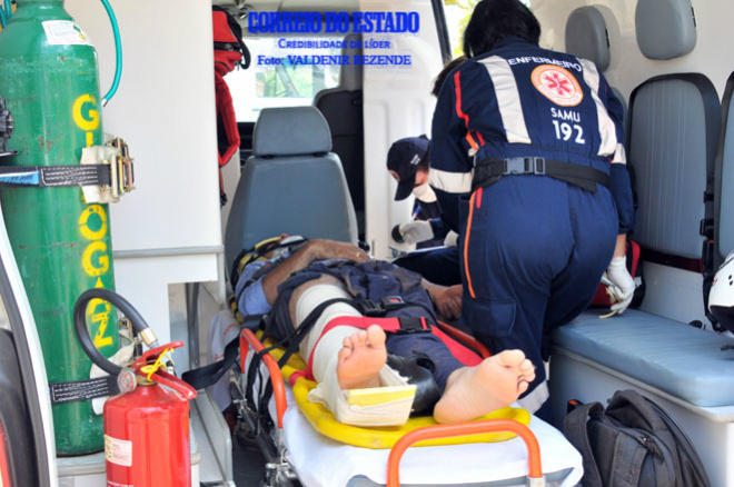 Motociclista fica com a perna presa às ferragens em acidente Equipe do Samu presta primeiros atendimentos à vítima (Foto: Valdenir Rezende / Correio do Estado)