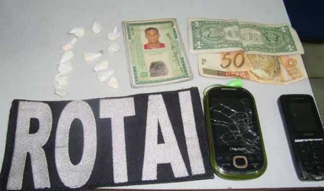 PM fecha traficante em seu ponto de venda de drogas A PM encontrou com um menor 13 papelotes de crack (Foto: Assecom)