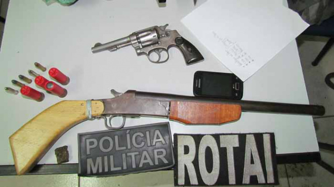 Os policiais encontraram uma cartucheira calibre 12, um revólver calibre 38 sem munição, além de diversas munições de vários calibres (Foto: Assecom)