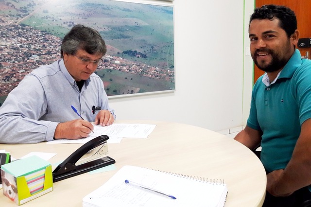 Alcides apresentou ao prefeito um ofício solicitando um caminhão baú no valor de aproximadamente R$ 200 mil (Foto/Assessoria)