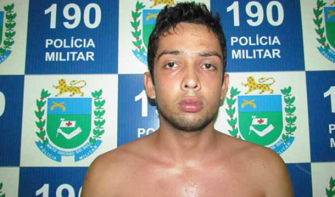 Guilherme Hernandez foi preso em flagrante por porte ilegal de arma de fogo e levado até a Delegacia de Polícia Civil (Foto: Assecom)