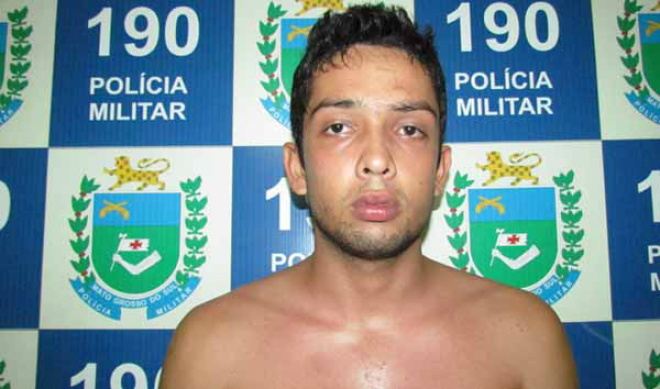 Uma pessoa é presa durante investigação de comércio de armas Guilherme Hernandez foi preso em flagrante por porte ilegal de arma de fogo e levado até a Delegacia de Polícia Civil (Foto: Assecom)