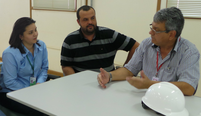 Qualificação e determinação alicerçam candidatos para vagas de trabalho na Eldorado Com apenas 22 anos, a Engenheira Ambiental, Angélica Yamaguti Fernandes ficou cinco meses desempregada, foi quando deixou seu currículo no CIAT, e dias depois foi chamada para entrevista. Há 45 dias está trabalhando na Contern, empreiteira terceirizada responsável pela obra de terraplanagem e infraestrutura do Projeto Vanguarda 2.0 (Foto: Patrícia Miranda)