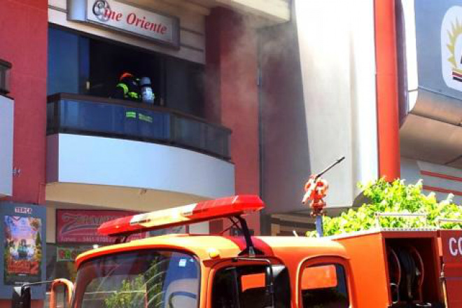 Pane elétrica causa incêndio em lanchonete Bombeiros atenderam a ocorrência (Foto: Ta na Mídia Naviraí/Umberto Zum)
