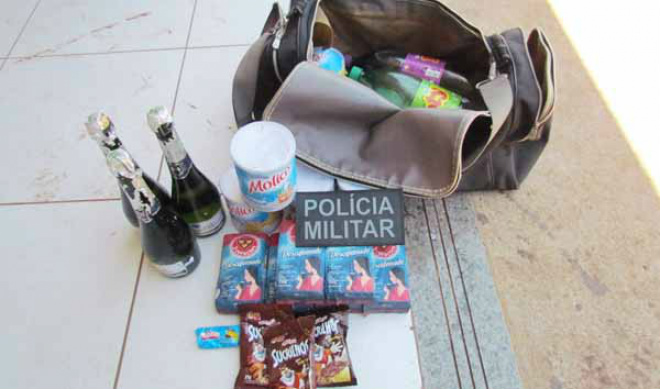 Barra então tentou fugir mas foi detido e encaminhado para a Delegacia de Polícia Civil, junto com os produtos furtados (Foto: Assecom)