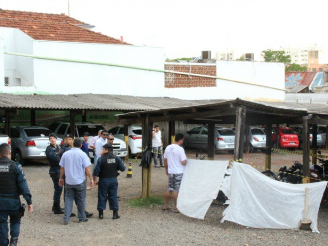 Corpos ficaram próximos à moto da mulher, no estacionamento particular. (Foto: Nadyenka Castro/ G1 MS)
