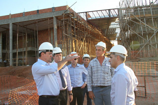Após solenidade no Senai, Longen visita obras do Novo Sesi e ISI Biomassa Longen fez questão de visitar as obras do Novo Sesi de Três Lagoas está sendo construído em área doada pelo Patrimônio da União (Foto: Assessoria)