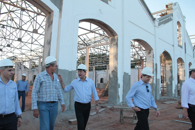 Após solenidade no Senai, Longen visita obras do Novo Sesi e ISI Biomassa Acompanhados de técnicos e engenheiros Logen percorreu o local, que depois de concluído atenderá a todos os setores da indústria e às demandas específicas de cada região do País (Foto: Assessoria)