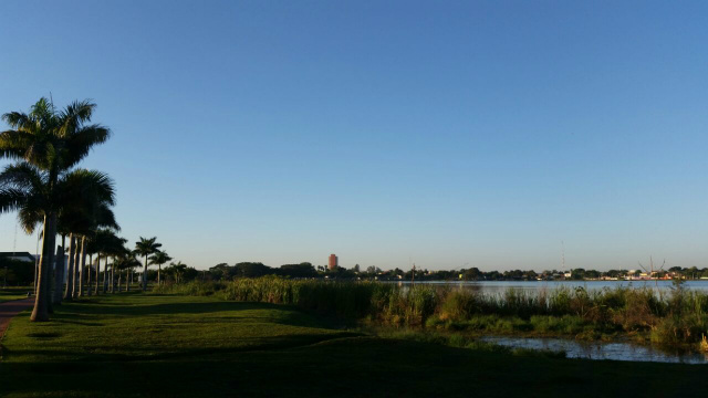 Céu sem nuvens nesta manhã de sexta-feira envolto da Lagoa Maior. (Foto: Ricardo Ojeda) 