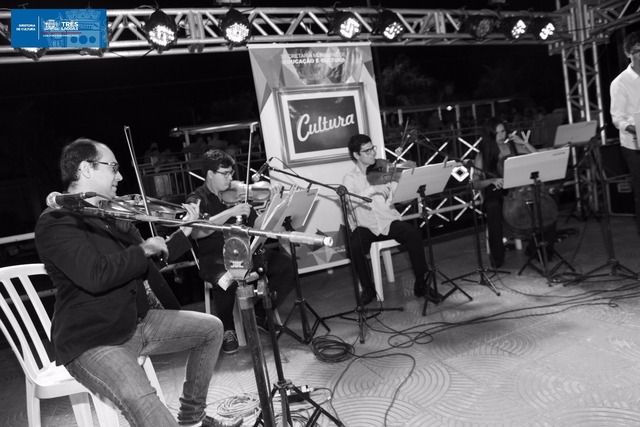 Quinteto de Cordas se apresenta para 200 pessoas na Praça “Ramez Tebet” O grupo está desenvolvendo amplo e eclético repertório que vai desde música erudita do barroco ao romantismo até músicas populares, regionais e folclóricas (Foto/Assessoria)