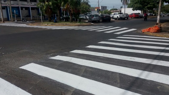 Prefeitura de Três Lagoas renova pintura das faixas de pedestres Iniciativa tem como objetivo melhorar a segurança no trânsito (Foto/Assessoria)