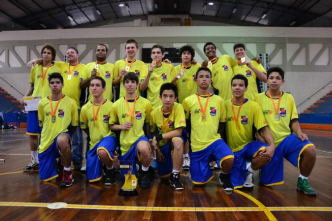 Seleção de Basquete de Mato Grosso do Sul comemora vitória conquistada no sábado (29) (Foto: Disvulgação)