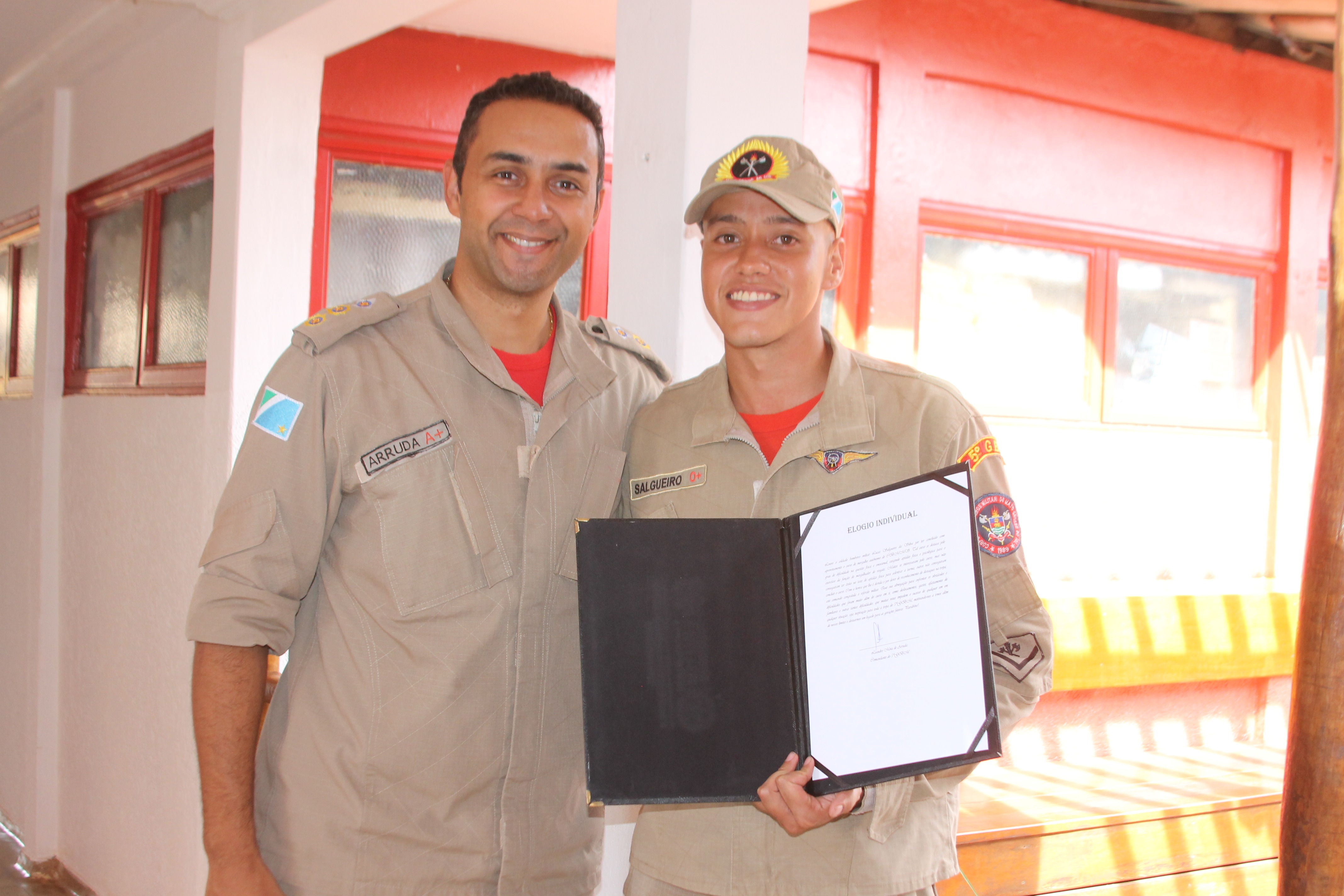 Tenente-coronel Leandro Mota de Arruda, comandante do 5º Grupamento do Corpo de Bombeiros de Três Lagoas, homenageou o soldado Lucas Salgueiro. (Foto: Lucas Gustavo/Perfil News). 