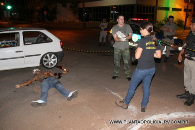 A vitima foi atingia por seis tiros, sendo nos pés, na mão, nas costas e na cabeça (Foto: Divulgação/Assecom)