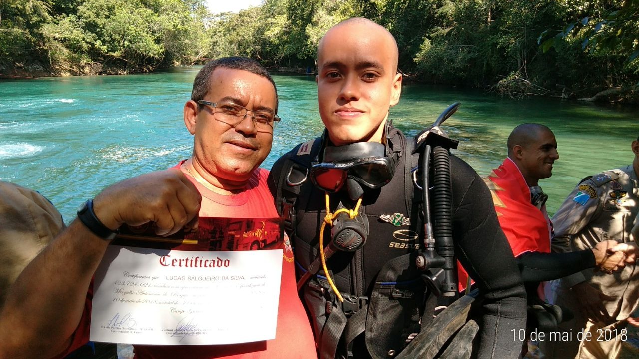 Salgueiro acompanhado do pai, o 3º sargento Juracir Jesus da Silva, que atua no Corpo de Bombeiros há quase 20 anos. (Foto: Divulgação/Bombeiros). 