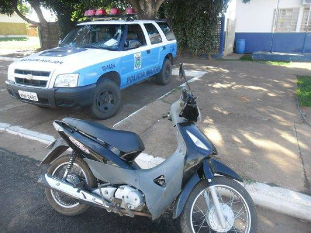 Diante dos fatos, os autores foram encaminhados juntamente com a moto para a Delegacia de Polícia Civil de Bataguassu (MS) (Foto: Divulgação/PM MS)