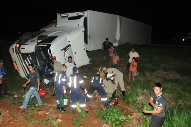 Motorista perdeu o controle da direção e carreta tombou (Foto: Ademir Almeida - Dourados News)