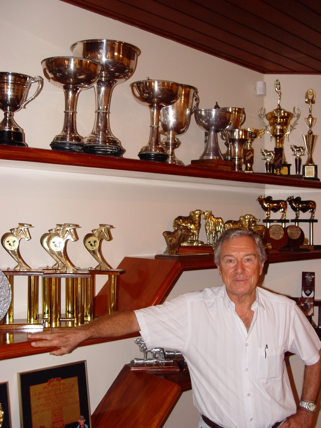 Em sua sala no escritório que tinha no centro da cidade ele exibia com muito orgulho os troféus conquistados nos julgamentos pela qualidade de seu rebanho (Foto: Arquivo/Ricardo Ojeda) 