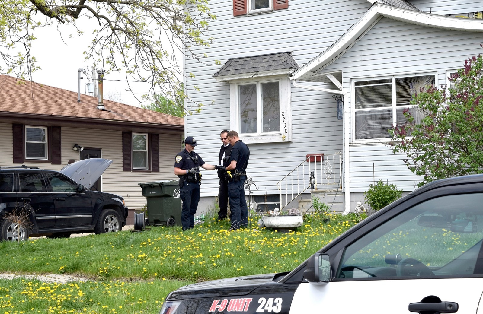 Policiais em frente à casa em que ocorreu o acidente nesta quarta-feira (9) (Foto: Joe Sutter/The Messenger via AP)