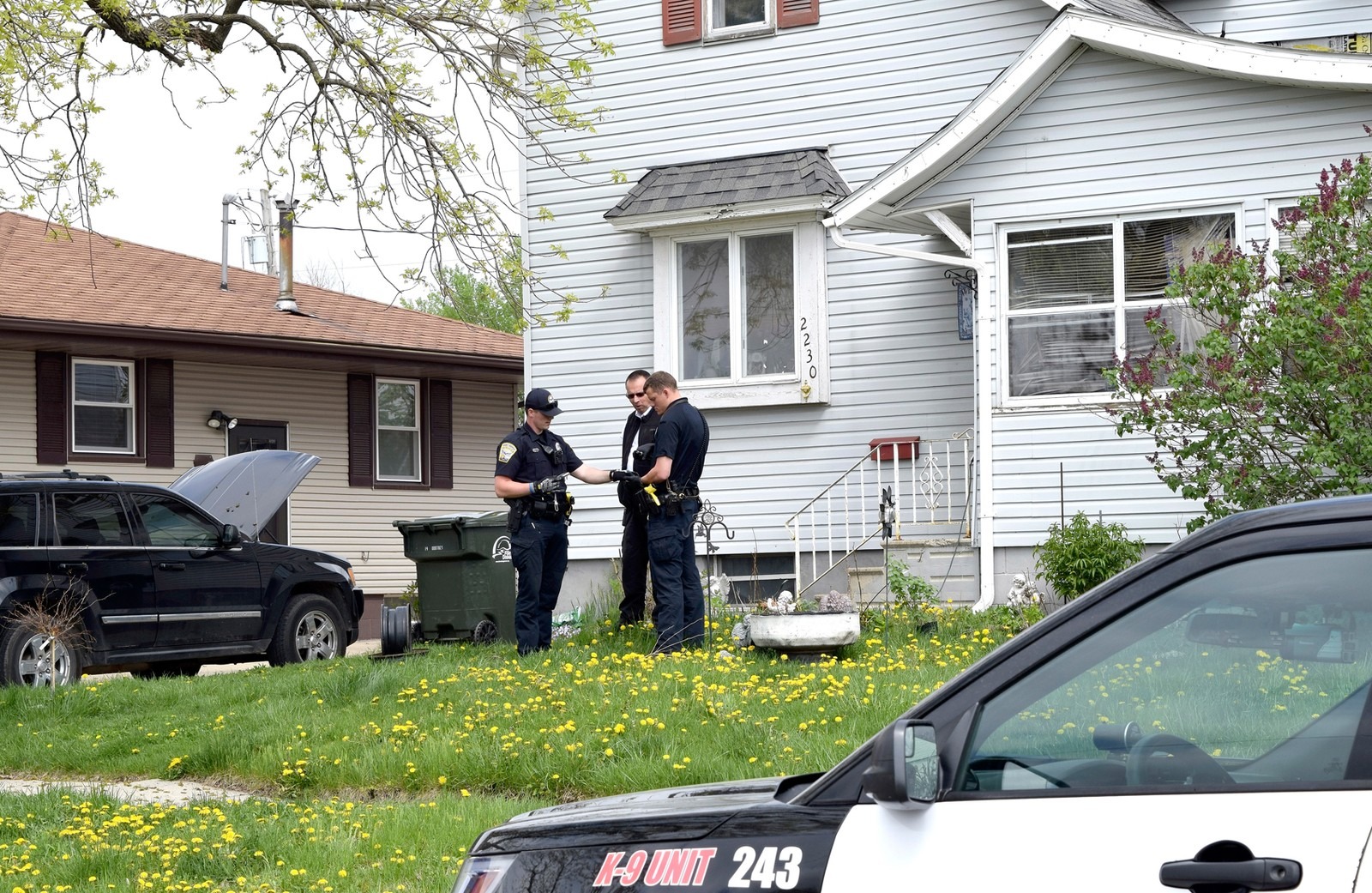Americano é atingido por disparo feito por seu cachorro Policiais em frente à casa em que ocorreu o acidente nesta quarta-feira (9) (Foto: Joe Sutter/The Messenger via AP)