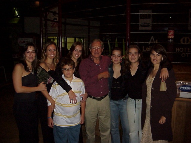 Orestinho com a esposa Ellen, as filhas, Luíza e Ruth, e os netos (Foto: Arquivo) 