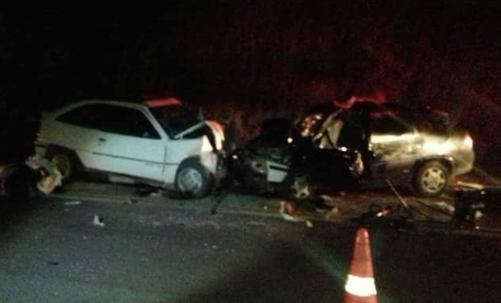 Veículos bateram de frente na MG-184 entre Alterosa e Areado (Foto: Reprodução/Redes Sociais)
