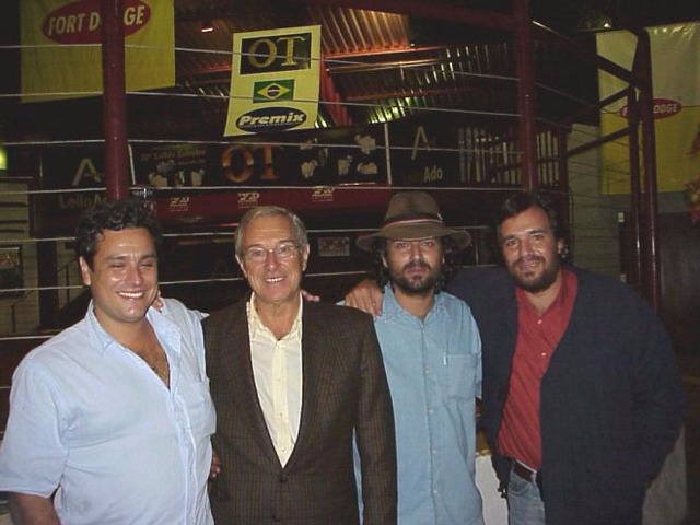 Morte de Orestinho completa cinco anos, mas seu legado permanece vivo Orestinho com os filhos: José Carlos Souza Prata Tibery, (Bitão), Orestes Prata Tibery Neto (Bibo), Ângelo Mário Souza Prata Tibery (Foto: Arquivo/Ricardo Ojeda)