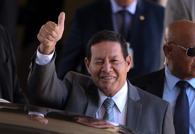 Gestão Bolsonaro muda lei, e assessores poderão impor sigilo a dados do governo HAMILTON-MOURÃO: O presidente em exercício Hamilton Mourão deixa o gabinete da vice-presidente em Brasília, no fim da manhã desta quinta-feira (24). (Foto: Pedro Ladeira/Folhapress)