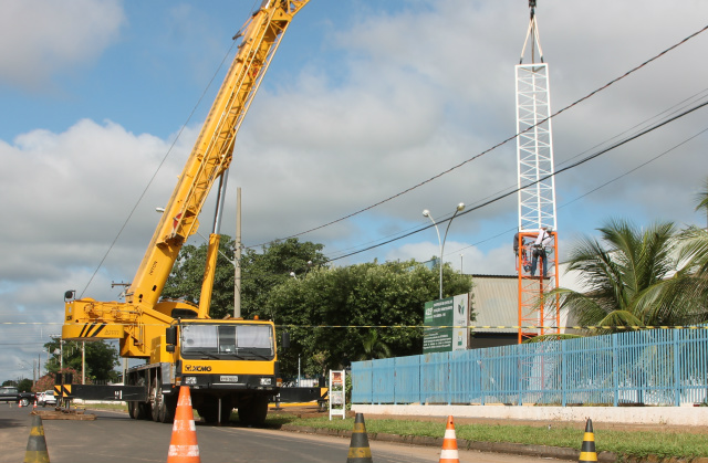 Vídeo monitoramento pode entrar em operação no próximo mês A torre de monitoramento já está instalada há quase dois meses na sede do 2º BPM de Três Lagoas e dará suporte ao vídeo monitoramento. (Foto: Patrícia Miranda)