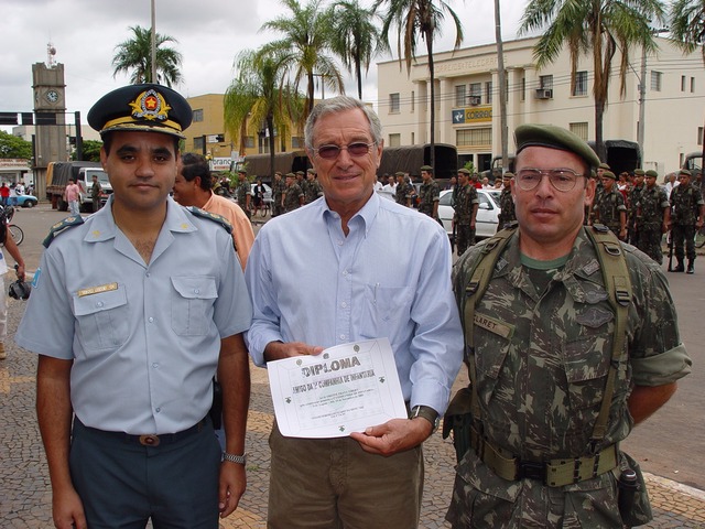 Morte de Orestinho completa cinco anos, mas seu legado permanece vivo Pela sua atuação a apoio às entidades, Orestinho colecionou várias homenagens, como esse recebida em Três Lagoas pelo comando do Batalhão da Polícia Militar e do Exército (Foto: Arquivo/Ricardo Ojeda)