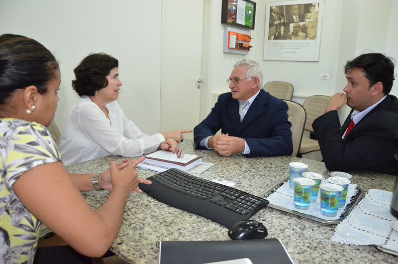 Prefeita recebe visita de representantes do COREN/MS Texto
A prefeita Marcia Moura (PMDB), recebeu na manhã desta sexta-feira (22), na sala de reuniões do Gabinete, a visita de representantes do Conselho Regional de Enfermagem de Mato Grosso do Sul – COREN-MS. (Foto: Assessoria)
