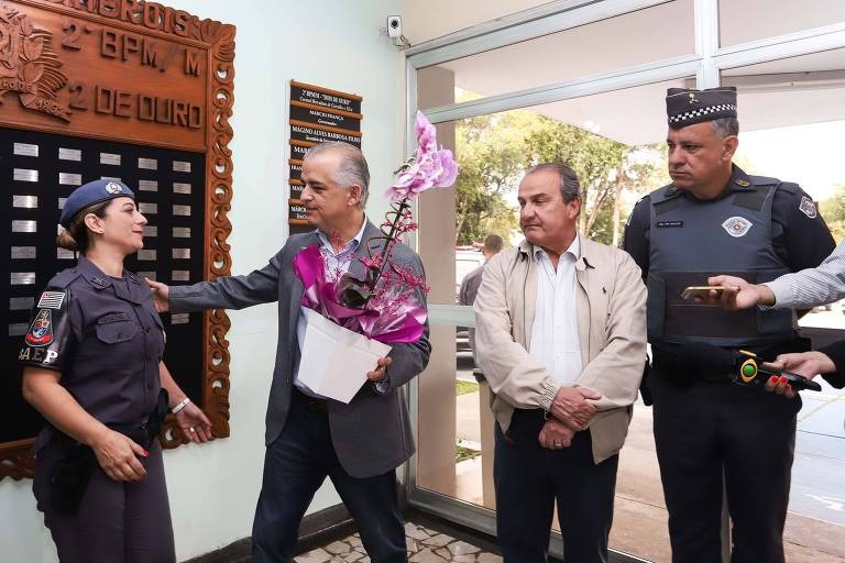 Mãe PM que matou ladrão na porta de escola é homenageada por governador de SP O governador de São Paulo, Márcio França, entre flores à policial Katia da Silva Sastre - Gilberto Marques/Divulgação